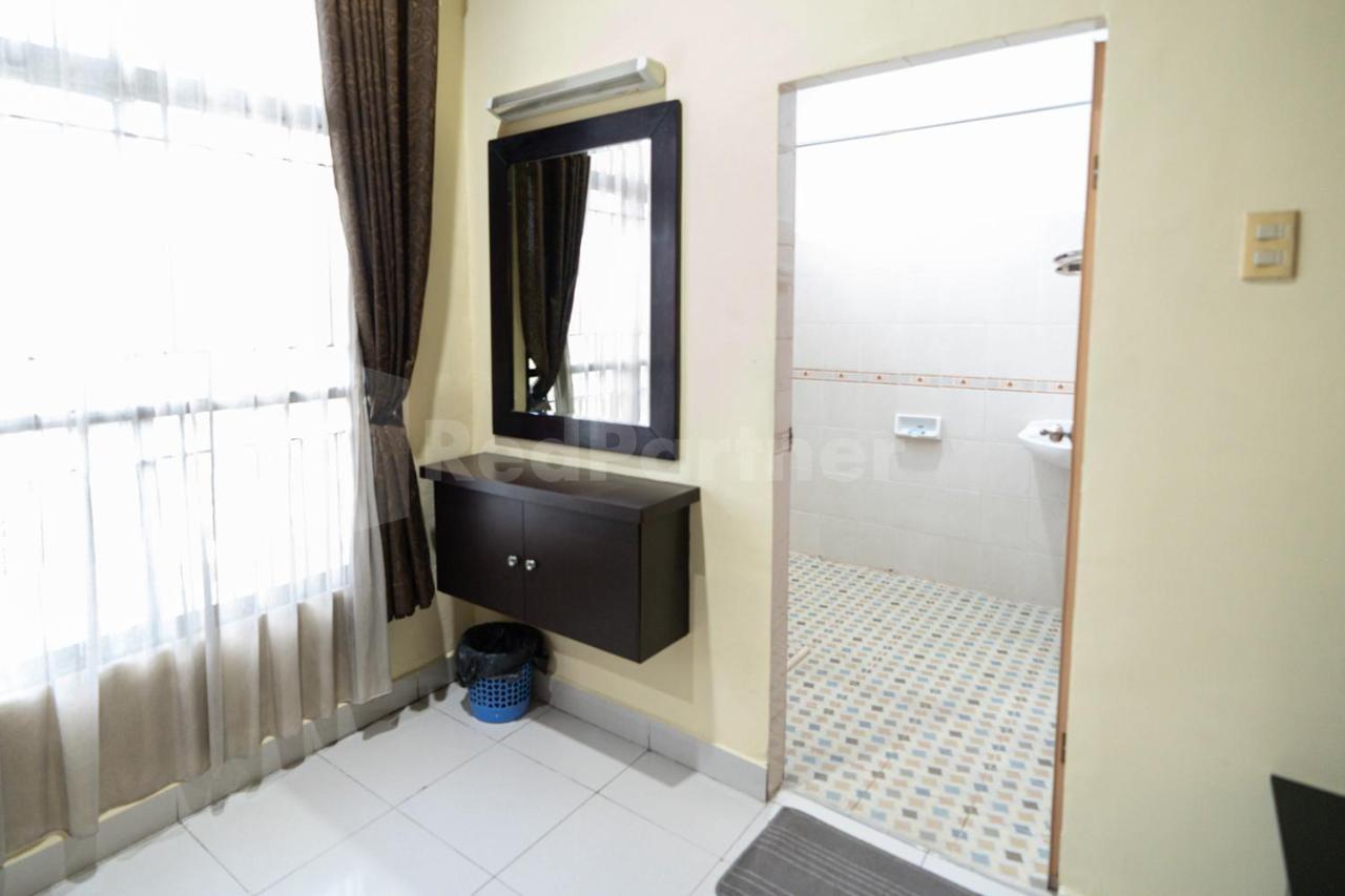 Carolina Transit Hotel Medan Exterior photo