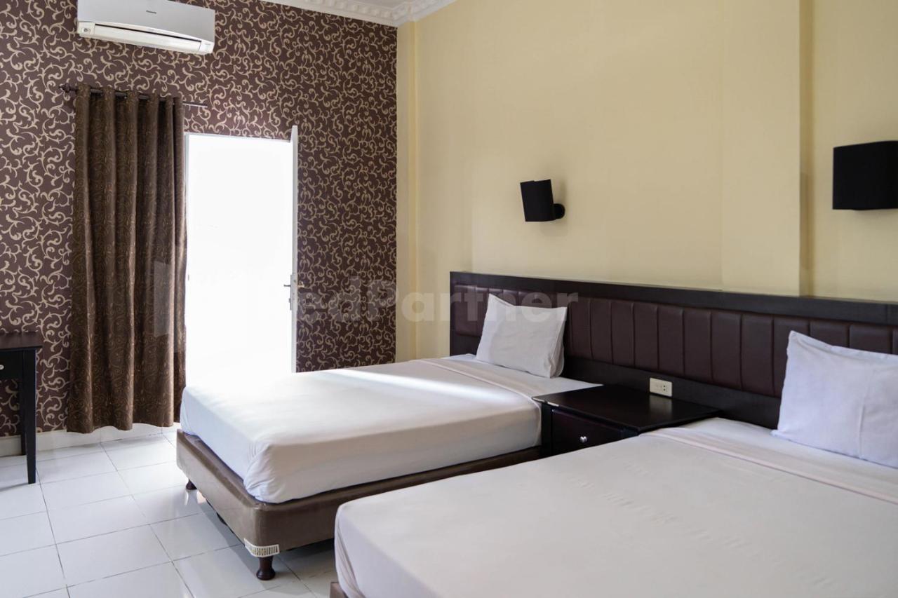 Carolina Transit Hotel Medan Exterior photo